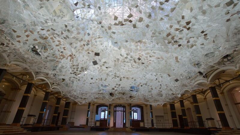 BRANOflame als dekoratives Brandschutzmaterial in einem öffentlichen Gebäude mit kunstvoll gestalteter Deckeninstallation.