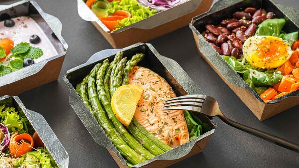 BRANOboard als aluminiumfreie Verpackungslösung für Tiefkühl- und Convenience-Produkte Tiefkühlgeeignete Lebensmittelverpackungen aus BRANOboard mit Lachs, Spargel, Bohnen und Salat als aluminiumfreie Alternative zu Alu-Schalen für TK-Backwaren und Convenience-Produkte