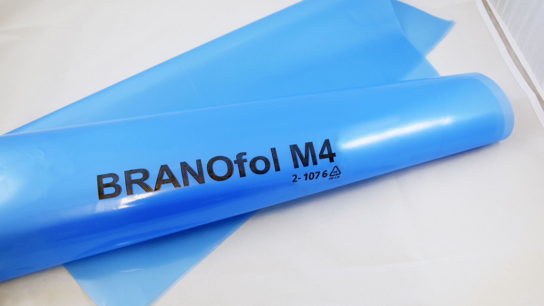 BRANOfol M4 VCI-Korrosionsschutzfolie von BRANOpac in 60 µm schützt Metallteile, Stahl und Automotive-Komponenten zuverlässig vor Rost und Korrosion während Lagerung und Transport.