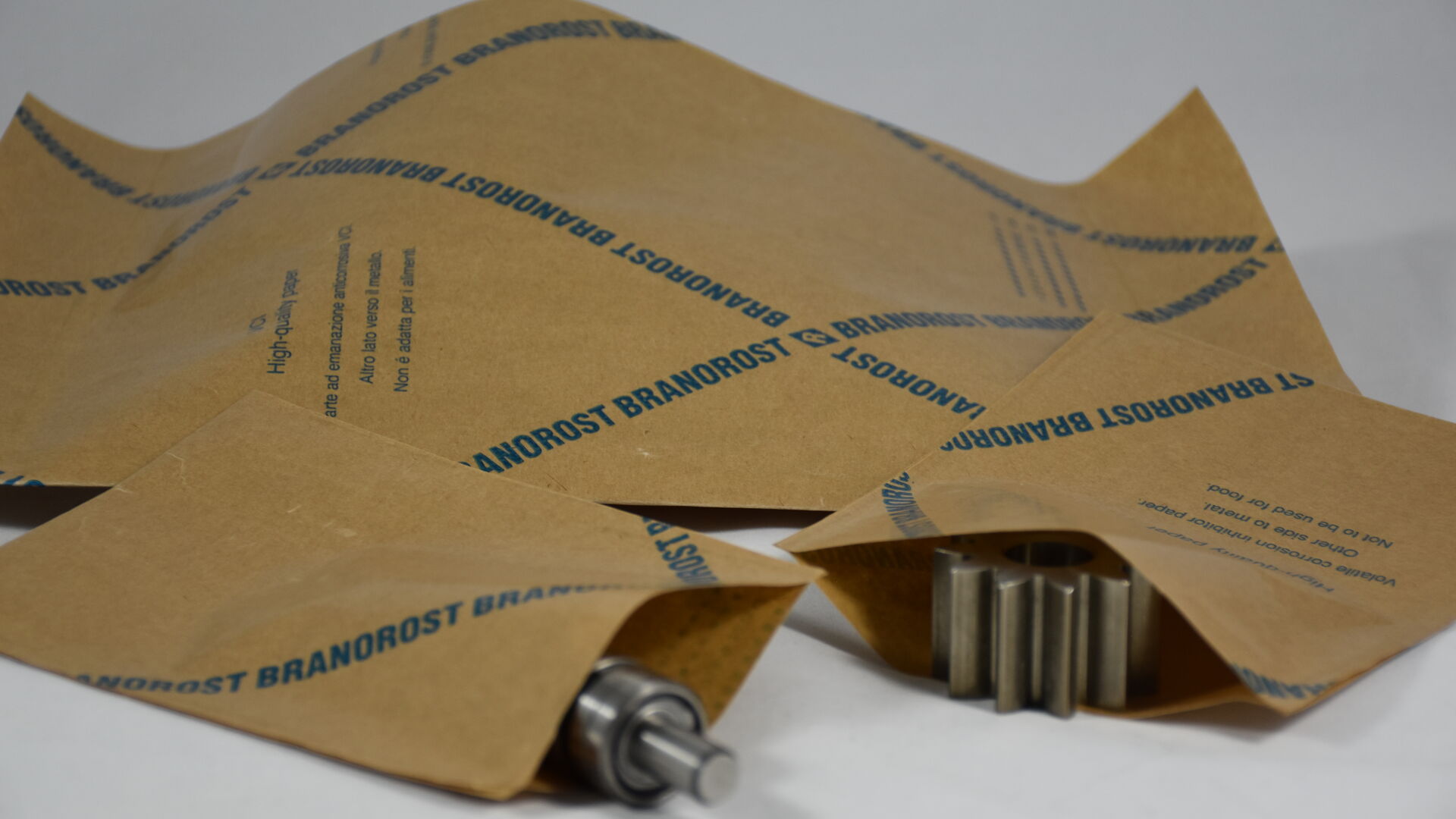 Le papier VCI BRANOrost de BRANOpac protège efficacement les pièces métalliques, les engrenages et les composants de précision contre la corrosion pendant le stockage et le transport. Ce papier anticorrosion brun enveloppe les composants et assure une protection efficace et sèche contre la rouille, sans ajout d'huiles ni de graisses.