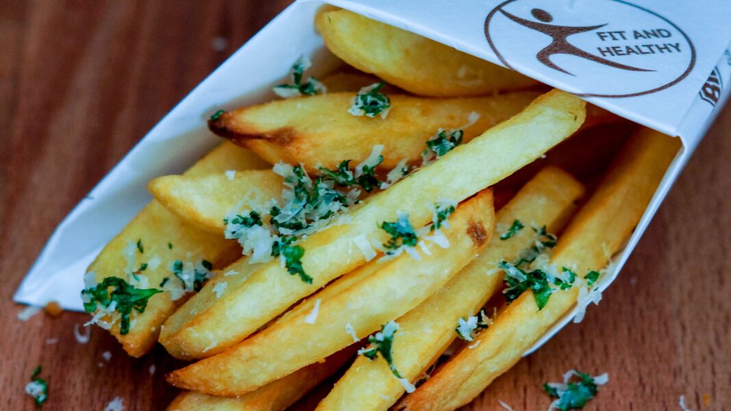 Pommes in fettaufsaugendem Backpapier