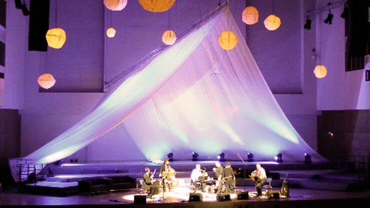 BRANOflame utilisé comme élément décoratif au théâtre pour créer une mise en scène atmosphérique.