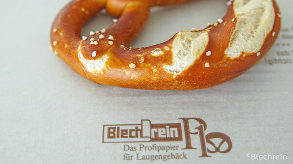Brezel auf einem Blechrein Laugenpapier Brezel auf einem Blechrein Laugenpapier