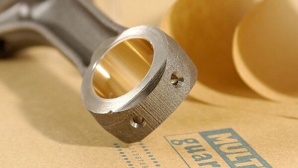 VCI-Papier MULTIguard schützt Metallbauteile zuverlässig vor Korrosion Metallbauteil auf braunem VCI-Papier MULTIguard zur korrosionssicheren Verpackung und Lagerung von Metallteilen. Das VCI-Papier schützt zuverlässig vor Rost und Korrosion während Transport und Lagerung.