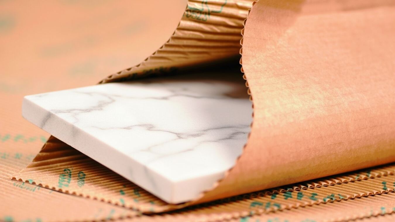 Le carton ondulé BRANOseal protège efficacement les carreaux sensibles contre les rayures et les dommages pendant le stockage, le transport et la pose.