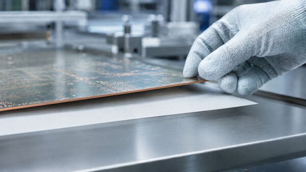 BRANOperl für saubere Trennprozesse in der Leiterplattenfertigung Basisleiterplatte mit Trennpapier in moderner PCB-Produktion – hochwertiger Oberflächenschutz bei der Herstellung von Leiterplatten in industrieller Elektronikfertigung