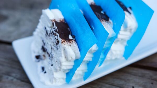 Blaues Lebensmittelpapier für die Lebensmittelherstellung Blaues Lebensmittelkontaktpapier trennt empfindliche Eisstücke sauber voneinander und unterstützt eine hygienische Verarbeitung im Lebensmittelbereich.