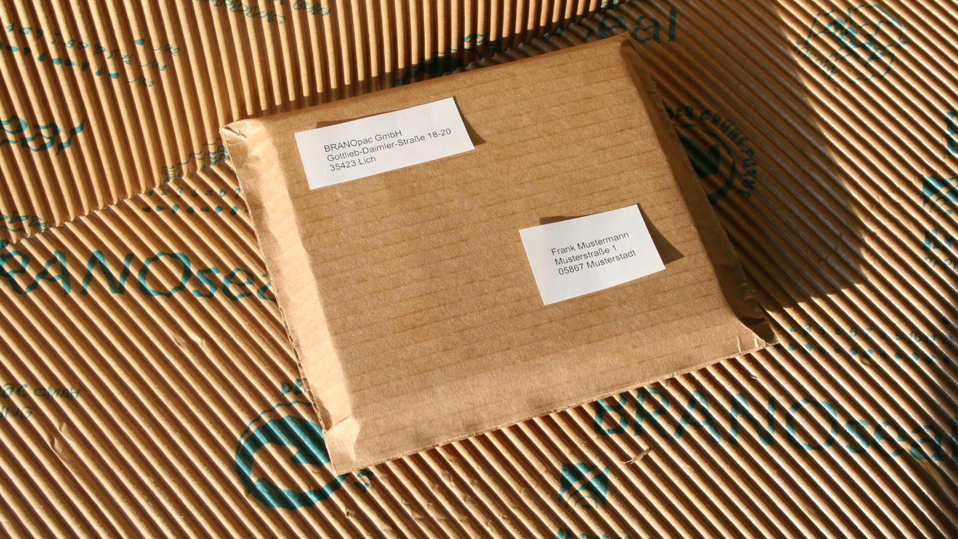 [Translate to Französisch:] BRANOseal selbstklebende Wellpappe in der Anwendung