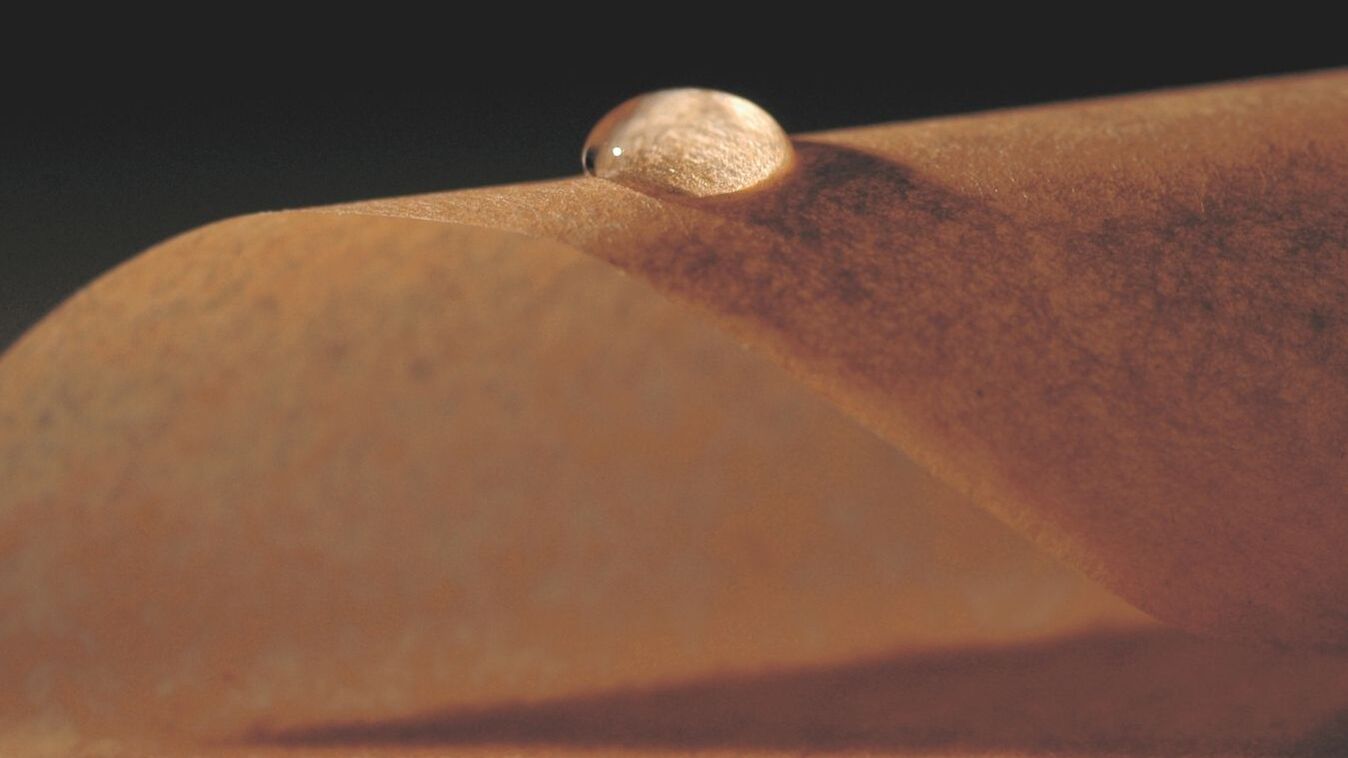BRANOperl als Oberflächenschutz in der Blechverarbeitung, eingesetzt zum Schutz empfindlicher Metalloberflächen vor Beschädigungen und Verunreinigungen.