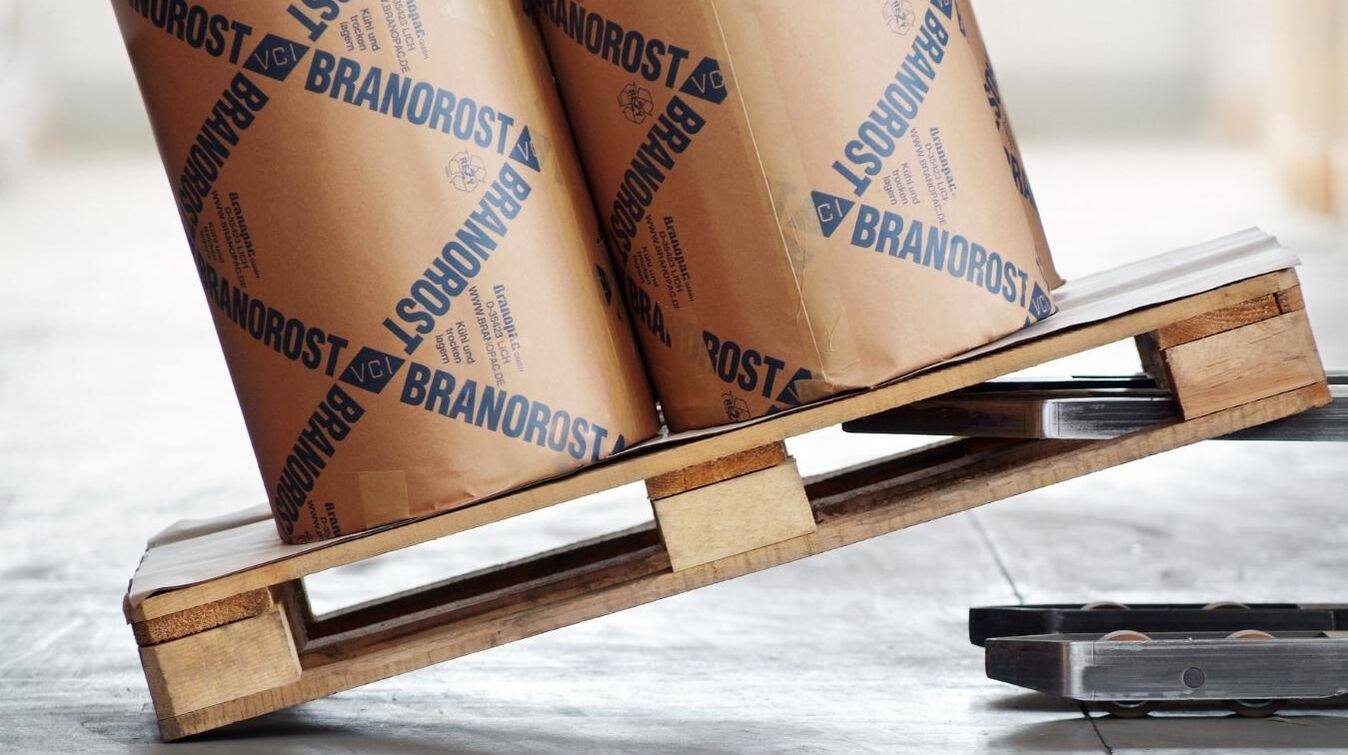 Palette mit Waren auf BRANOgrip rutschhemmendem Papier zur stabilen Sicherung und zum Schutz vor Verrutschen beim Transport.