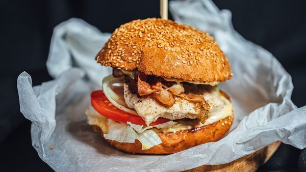 Blechrein Burger Einschlagpapier für Heiß- und Kaltanwendungen Burger in Blechrein Einschlagpapier, das vor Durchfetten schützt und einen sauberen Genuss unterwegs ermöglicht.