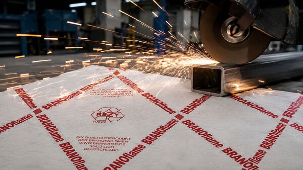 BRANOflame Flammhemmendes Papier als Schutz bei Funkenbildung BRANOflame Schutzpapier in einem industriellen Produktionsbereich zur Reduzierung von Funkenrisiken und zum Schutz sensibler Arbeitsflächen.