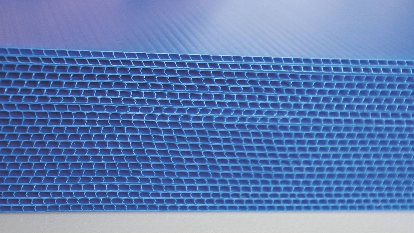 BRANOwave VCI multi-wall sheets – corrosion protection for metal parts and components Close-up of a blue BRANOwave VCI multi-wall sheet from BRANOpac. The VCI multi-wall sheet reliably protects metal parts and components from corrosion during transport, storage and export, and is suitable for reusable industrial packaging.
