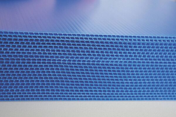Nahaufnahme einer blauen BRANOwave VCI-Hohlkammerplatte von BRANOpac. Die VCI-Hohlkammerplatte schützt Metallteile und Bauteile zuverlässig vor Korrosion während Transport, Lagerung und Export und eignet sich für wiederverwendbare Industrieverpackungen.
