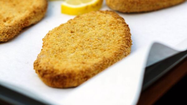 Fettarme Speisen zubereiten mit fettaufsaugendem Backpapier Blechrein Slim Blechrein Slim als fettabsorbierendes Backpapier unter panierten Speisen, um überschüssiges Fett aufzunehmen und knusprige Ergebnisse zu unterstützen.