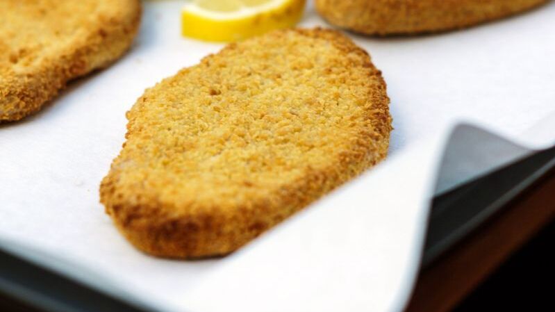 Blechrein Slim als fettabsorbierendes Backpapier unter panierten Speisen, um überschüssiges Fett aufzunehmen und knusprige Ergebnisse zu unterstützen.