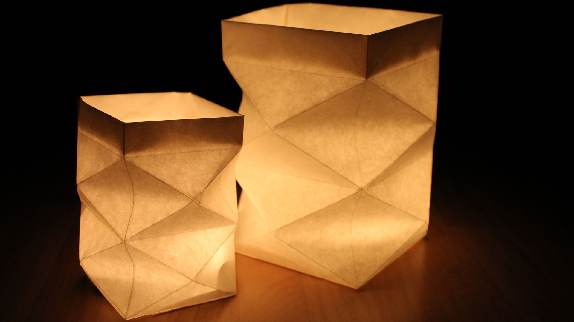 Décoration lumineuse en papier ignifuge BRANOflame, utilisée pour créer des objets lumineux sûrs et atmosphériques.