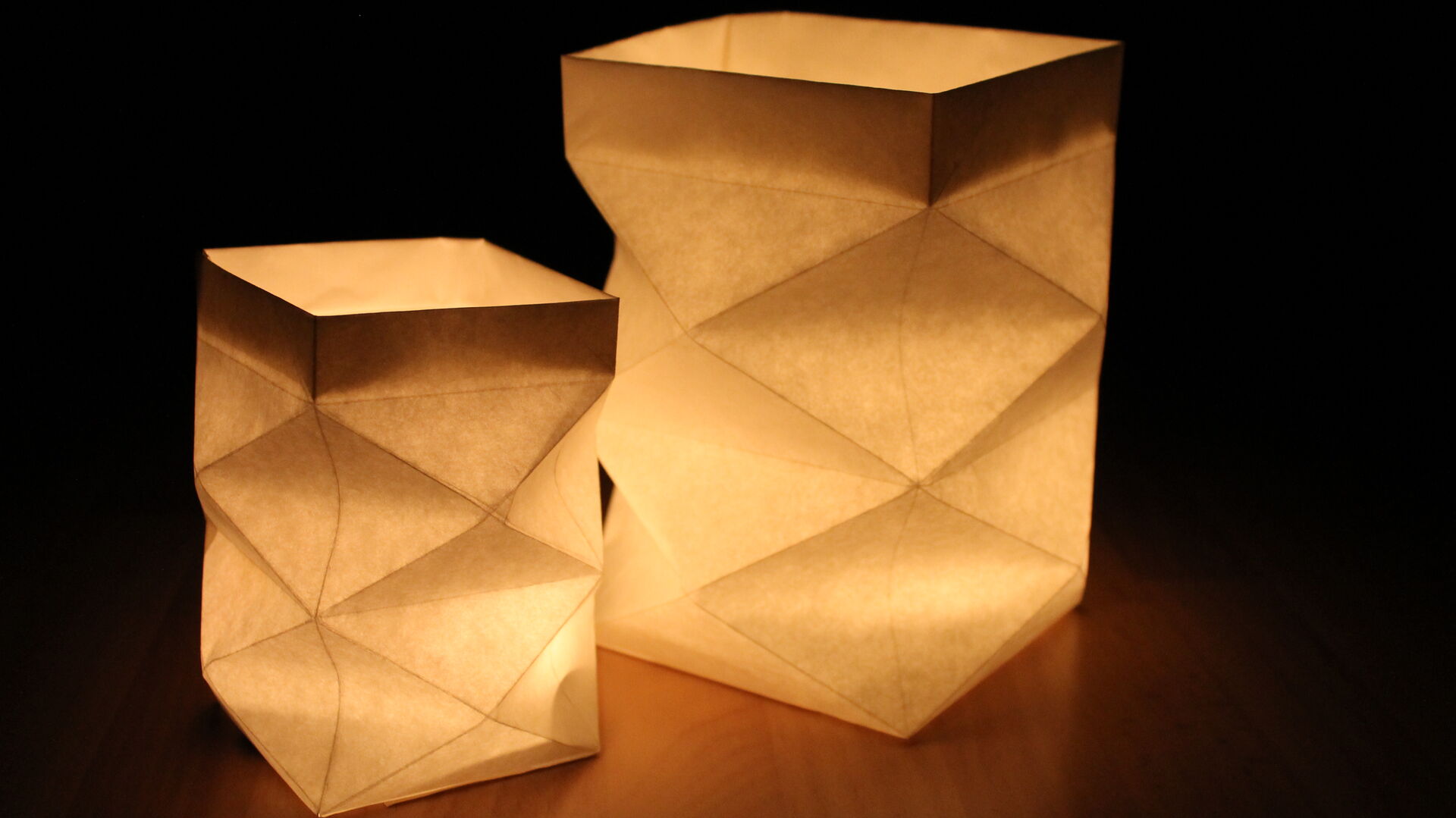 Leuchtende Dekoration aus flammhemmendem BRANOflame Papier, eingesetzt für sichere und stimmungsvolle Lichtobjekte.