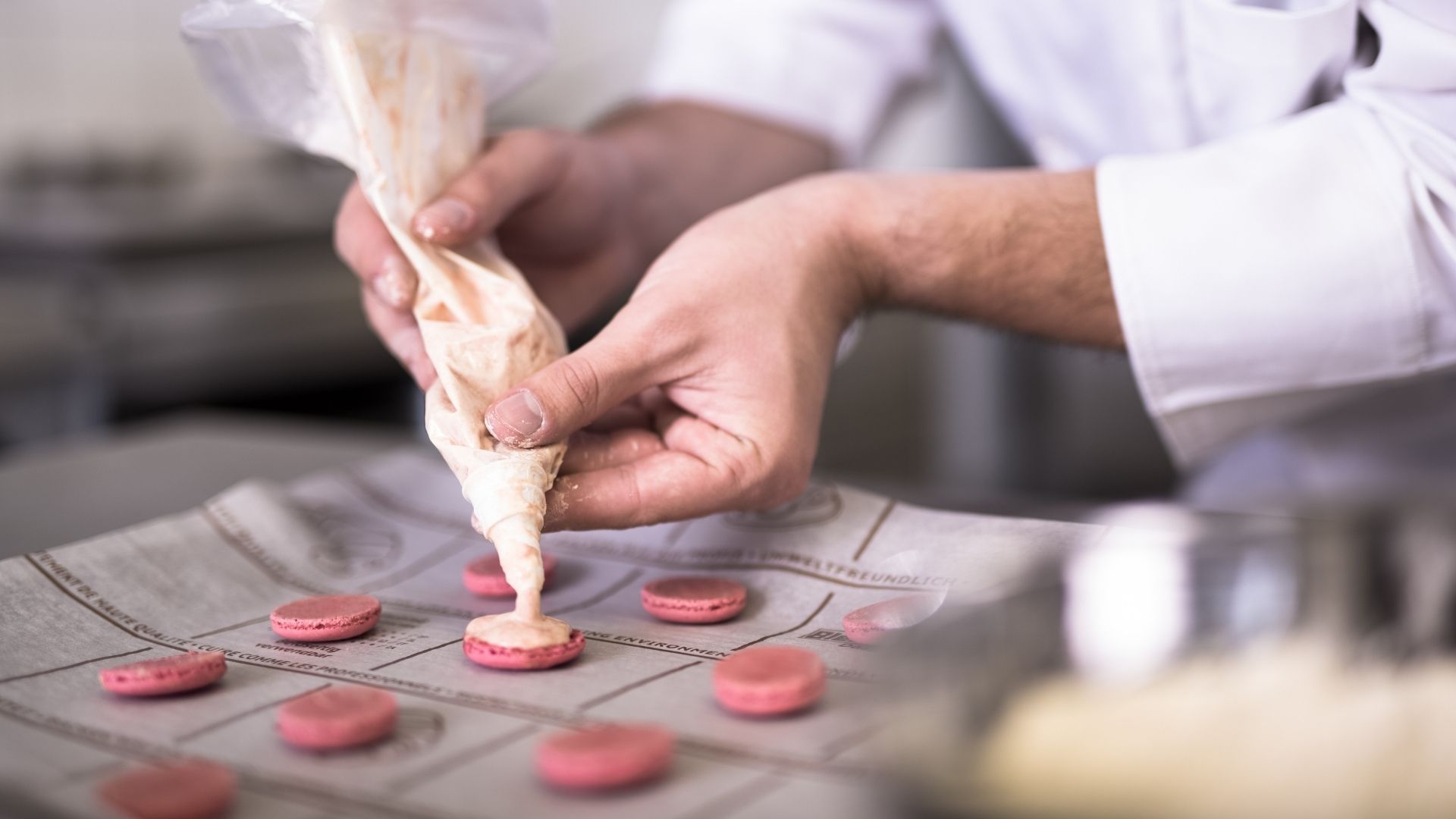 Papier de cuisson Blechrein pour macarons avec quadrillage, sur lequel la préparation est dressée pour obtenir des résultats réguliers et propres.