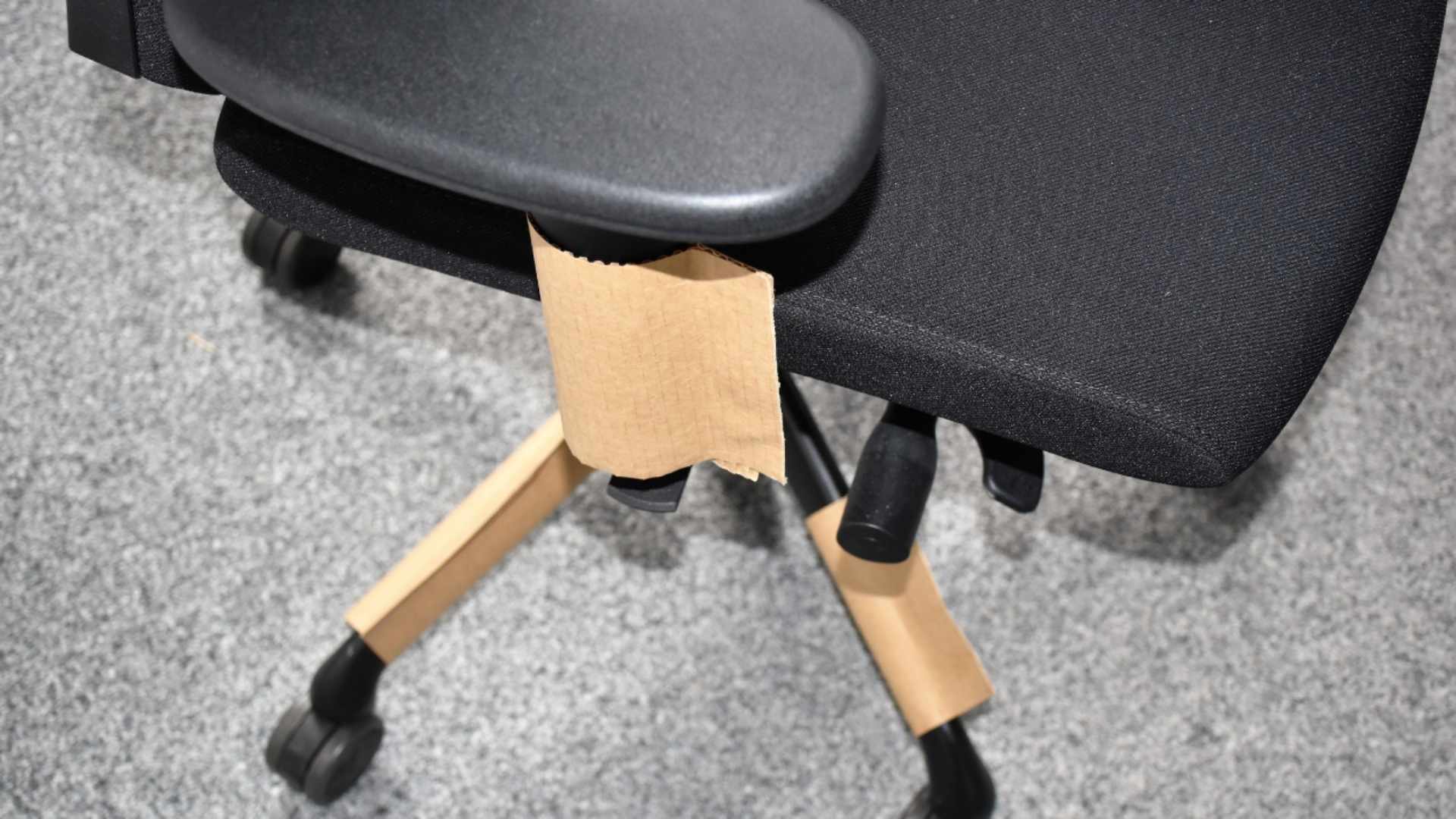 BRANOseal Wellpappe als Möbelschutz an einem Bürostuhl, eingesetzt zum Schutz empfindlicher Bauteile vor Kratzern und Transportschäden.