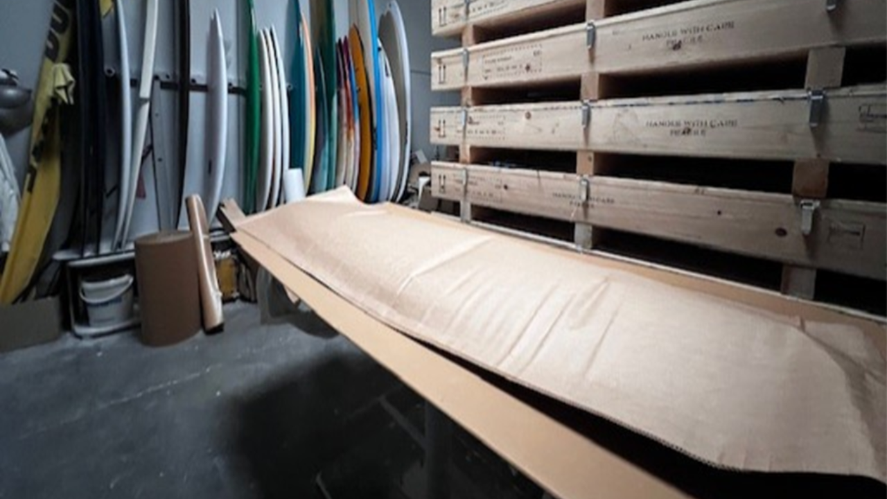 BRANOseal als Schutzverpackung für empfindliche Surfboards, um Kratzer und Transportschäden zuverlässig zu vermeiden.