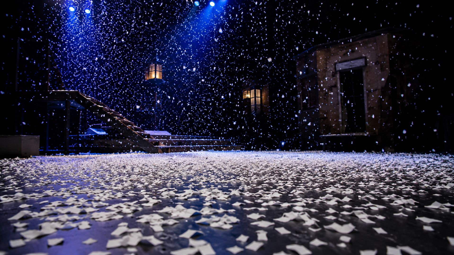 BRANOflame als künstlicher Schnee auf einer Theaterbühne für eine realistische Winterkulisse mit sicherer Anwendung.