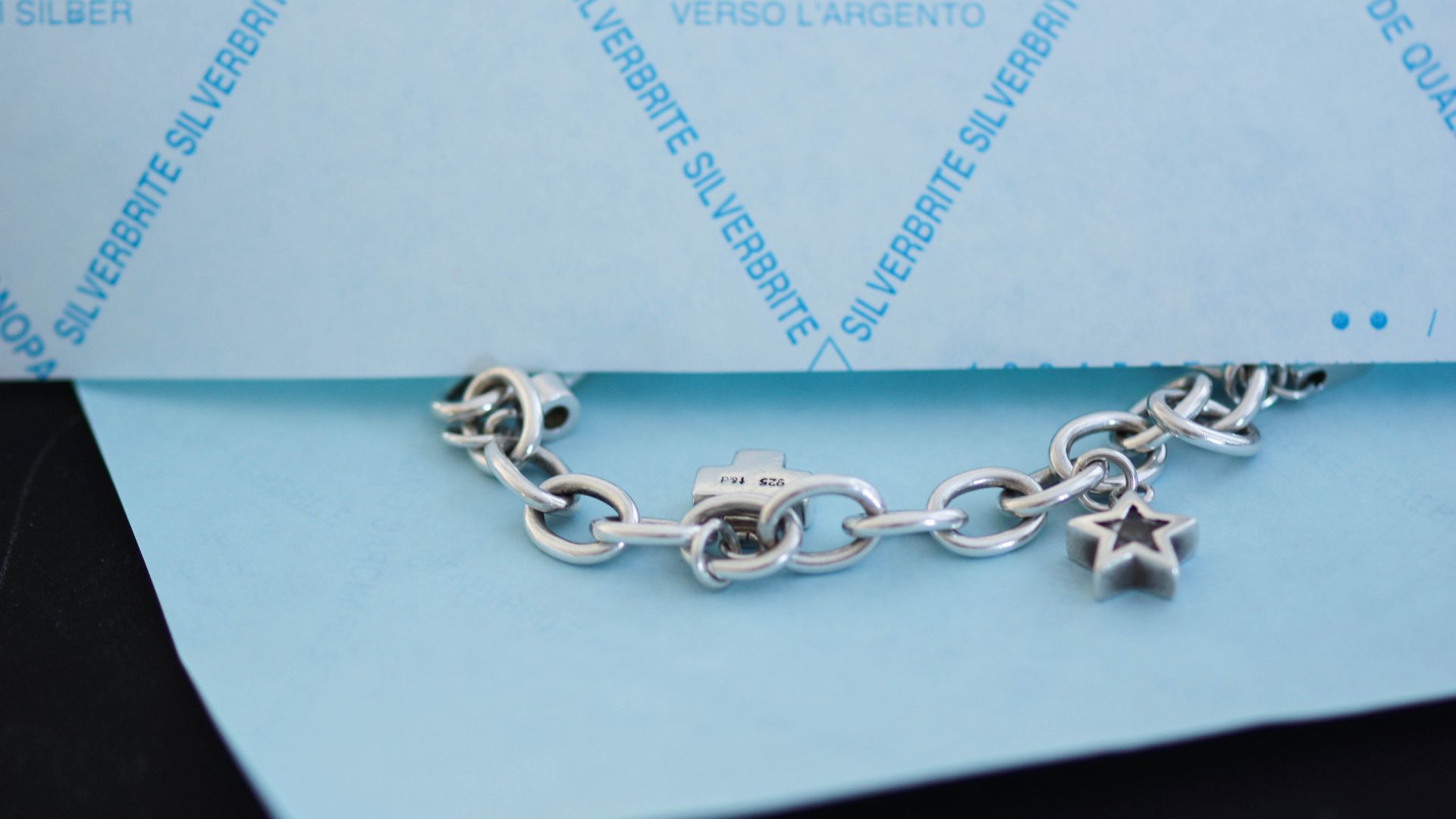 Silverbrite Silberschutzpapier von BRANOpac schützt Silberarmband und Silberschmuck zuverlässig vor Anlaufen und Verfärbungen durch schwefelhaltige Luftbestandteile.